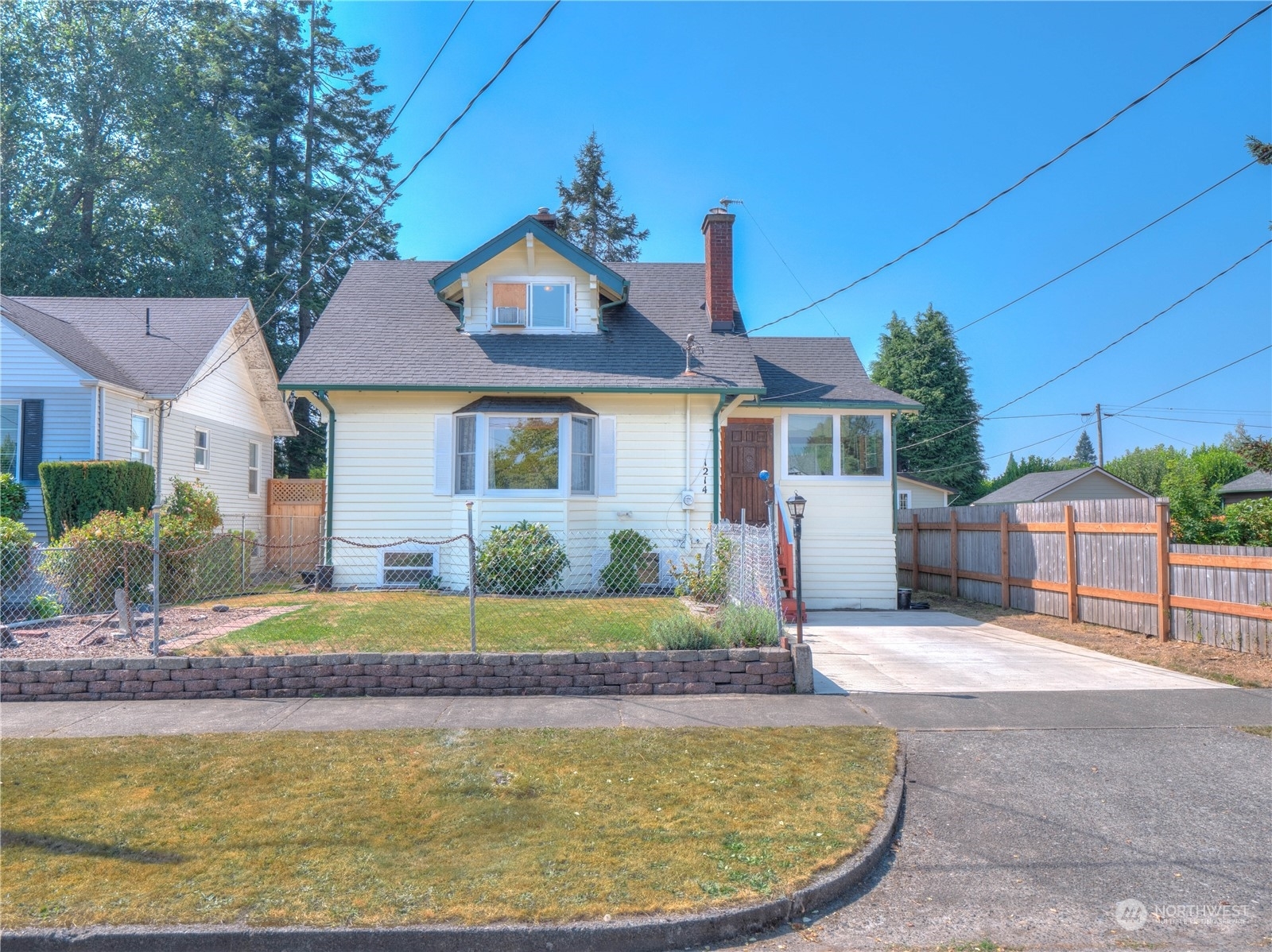 Property Photo:  1214 Pioneer Street  WA 98022 