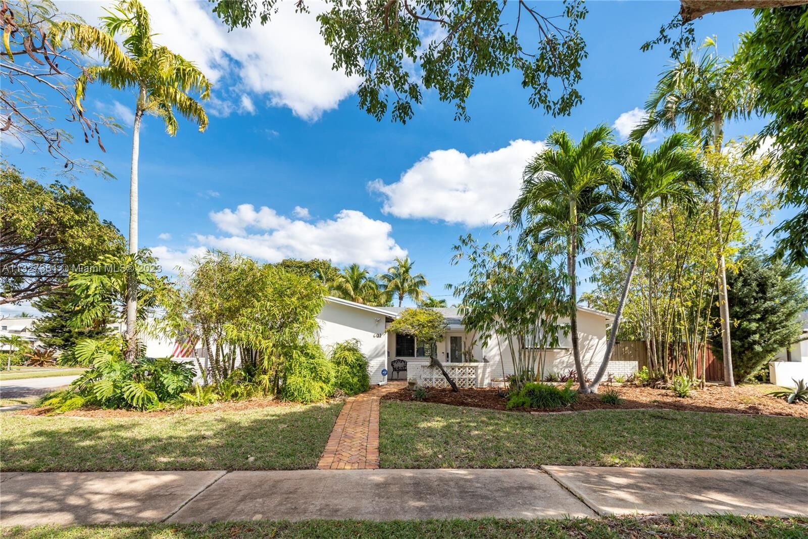 Property Photo:  601 S Rainbow Dr  FL 33021 