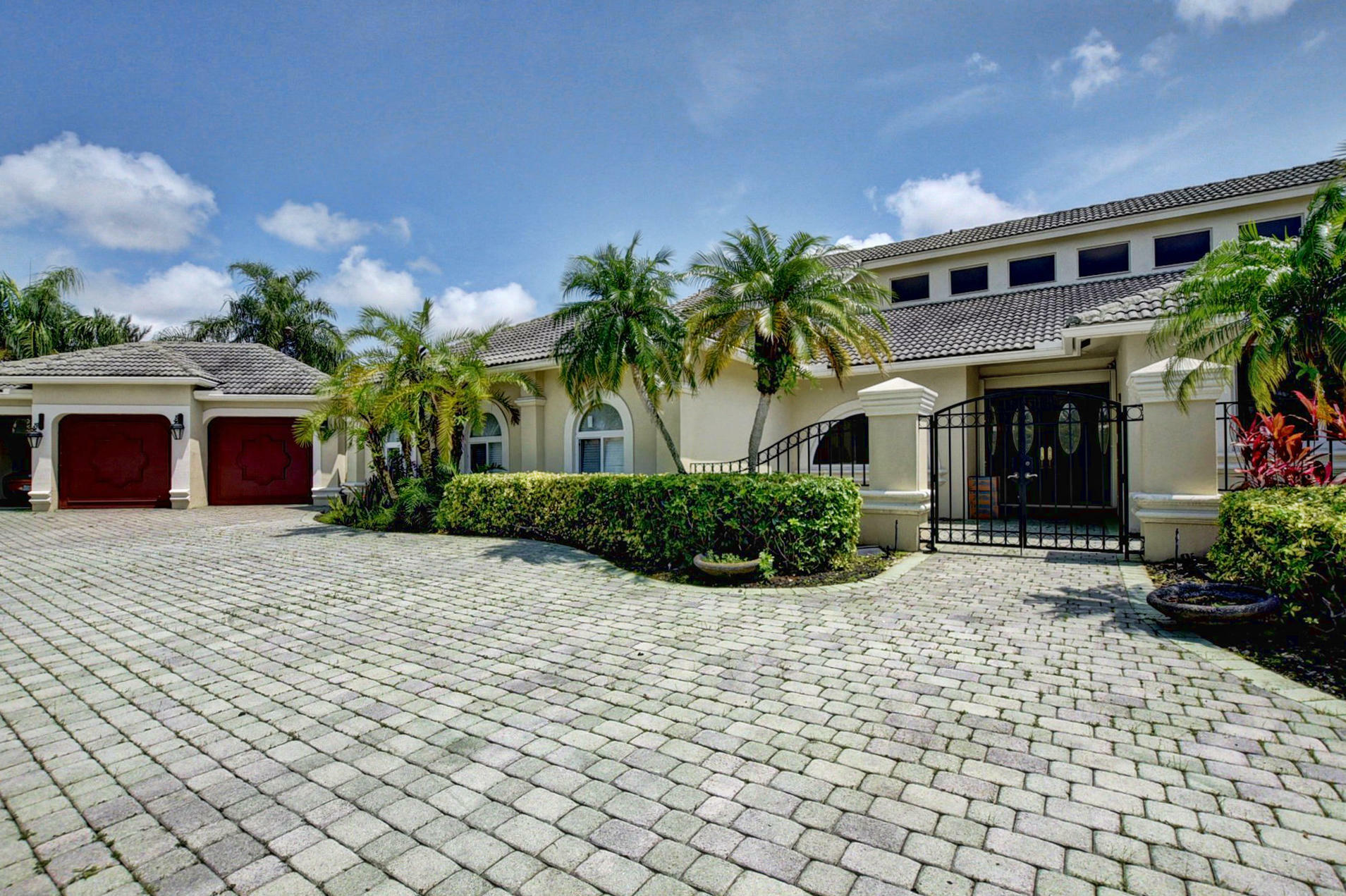 Property Photo: 10232 Avenida Del Rio FL 33446