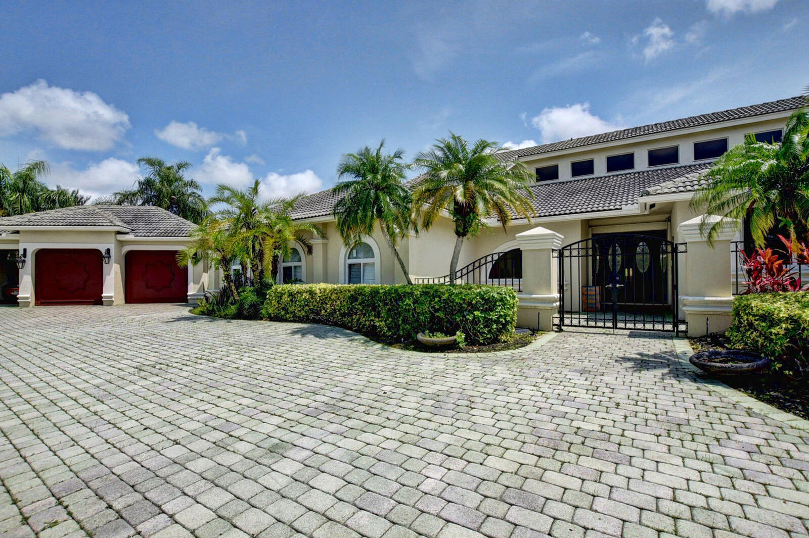 Property Photo:  10232 Avenida Del Rio  FL 33446 