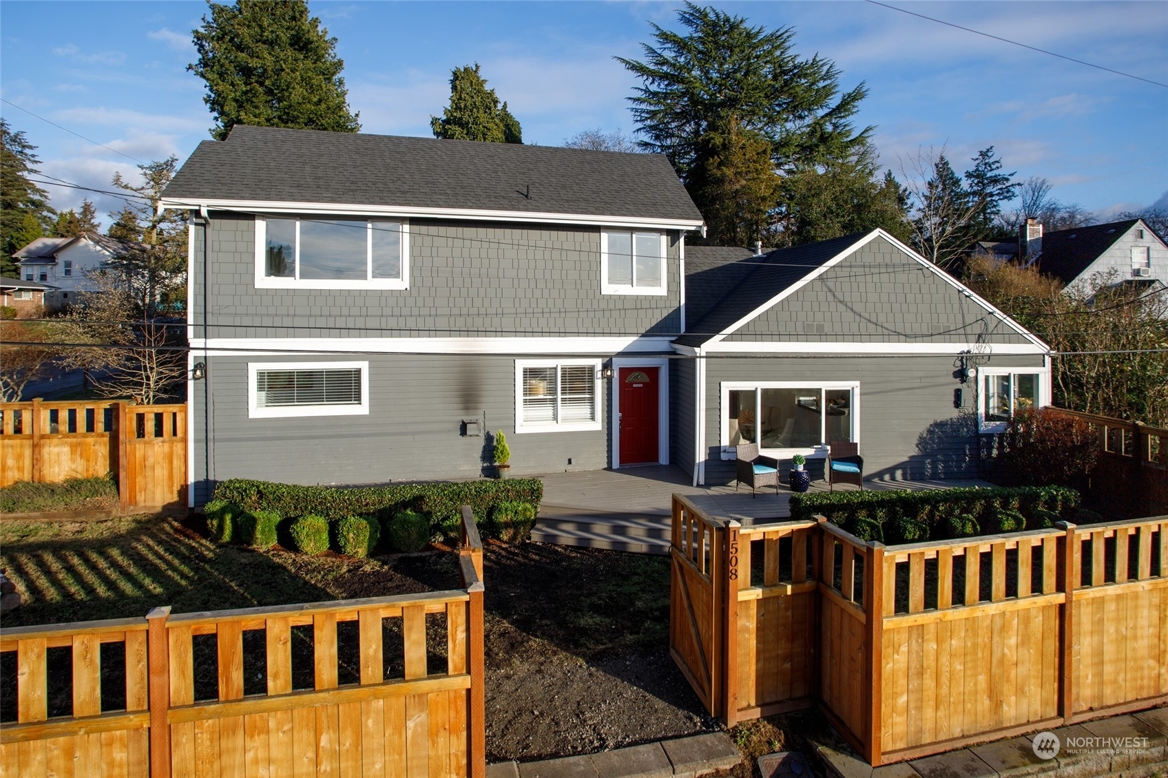 Property Photo:  1508 Lake Avenue S  WA 98055 