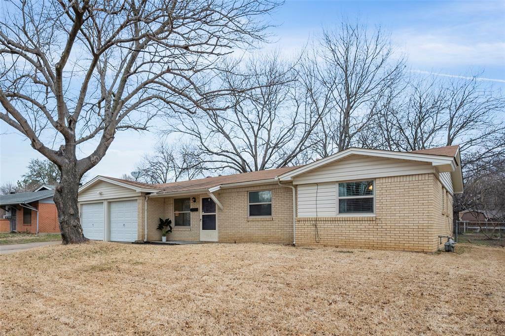 Property Photo:  208 NW Jayellen Avenue  TX 76028 