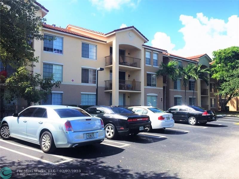Property Photo: 422 Villa Cir 422 FL 33435
