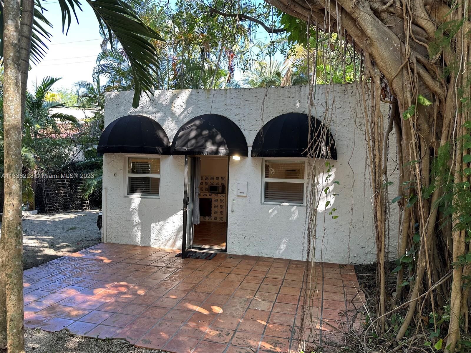Property Photo: 2107 Alhambra Cir 2107 FL 33134