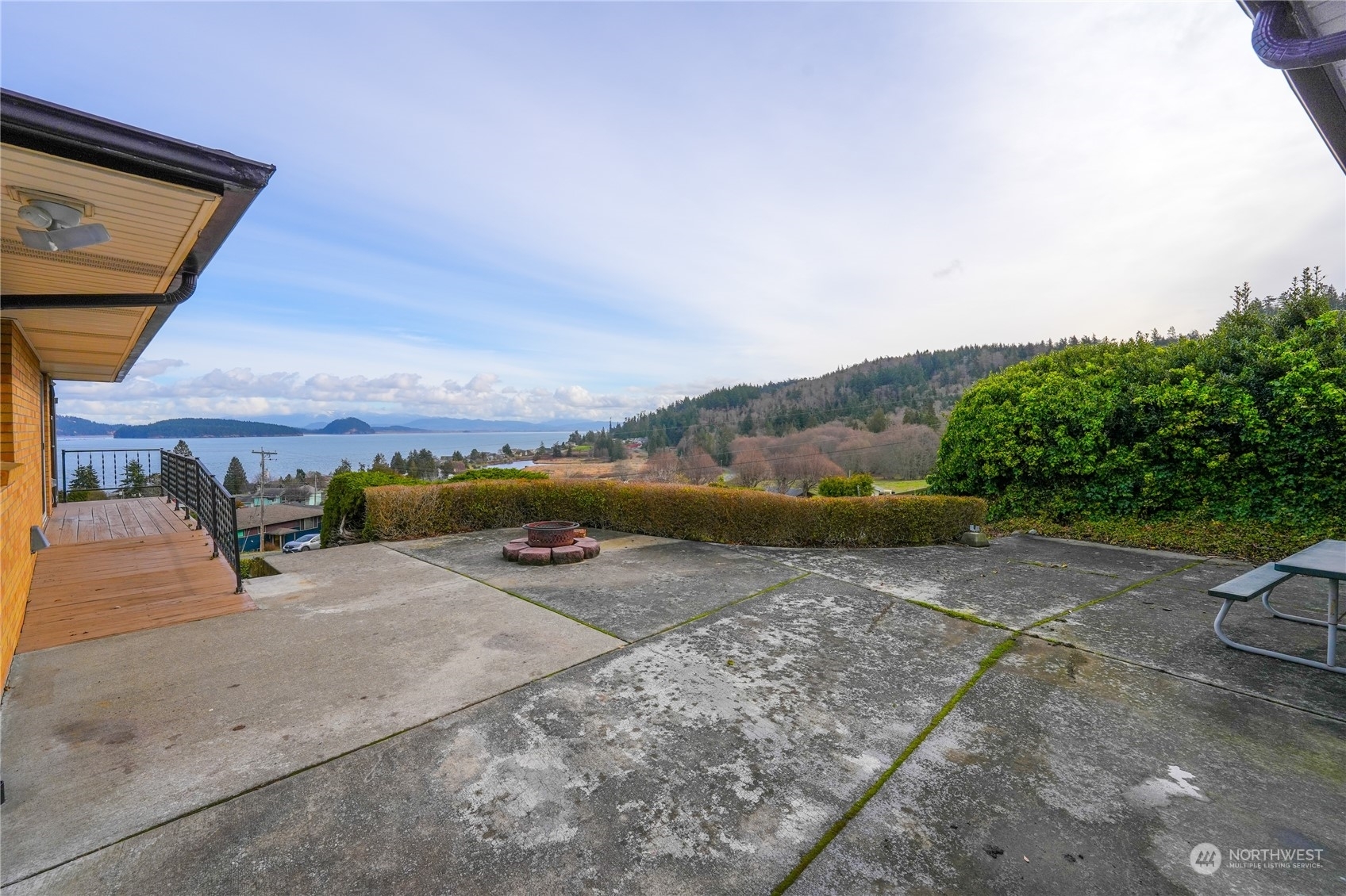 Property Photo:  642 E Peregrine Lane  WA 98277 