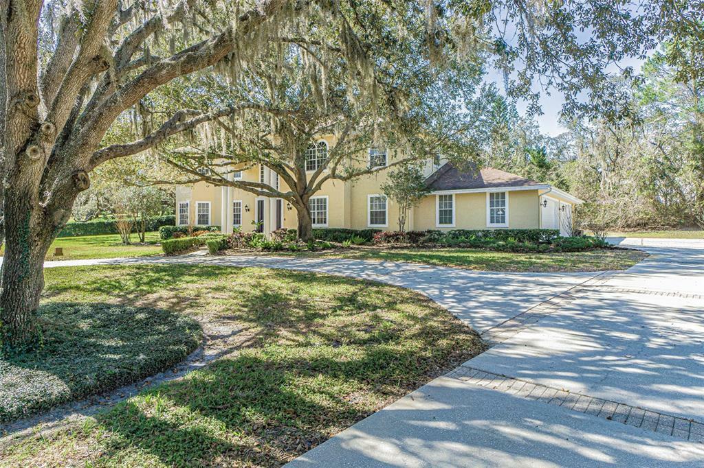 Property Photo: 686 Richmond Close FL 34688