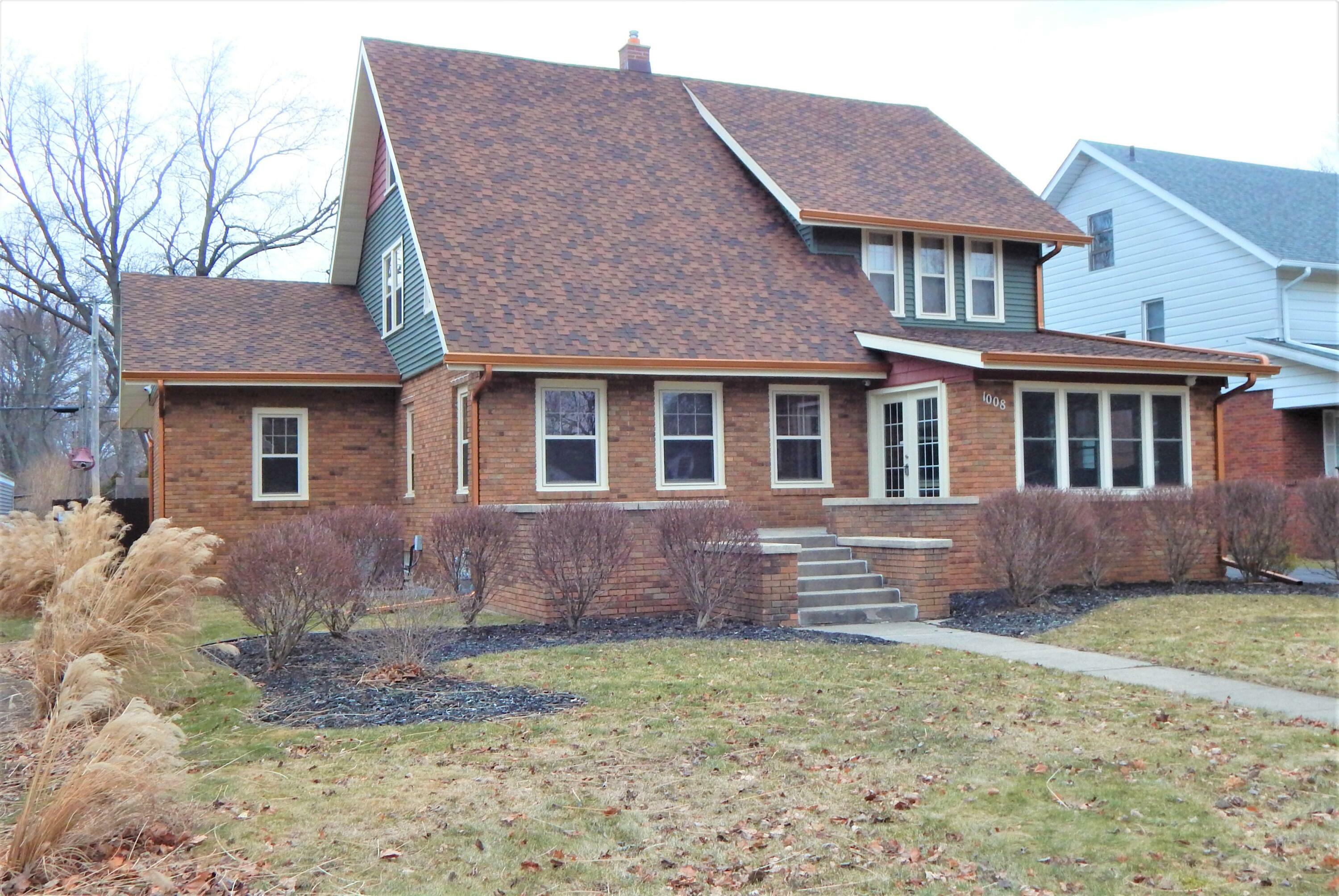 Property Photo:  1008 W Highland Boulevard  MI 49015 