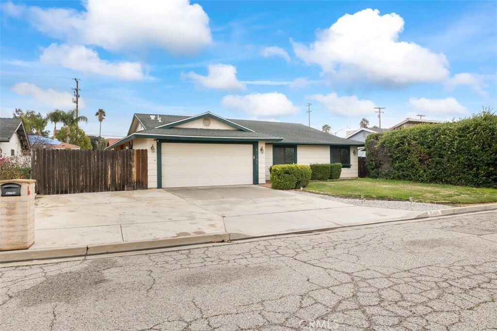 Property Photo:  41785 Vanchelle Court  CA 92544 