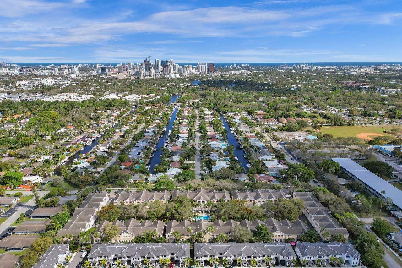 Property Photo: 525 SW 18th Ave 22 FL 33312