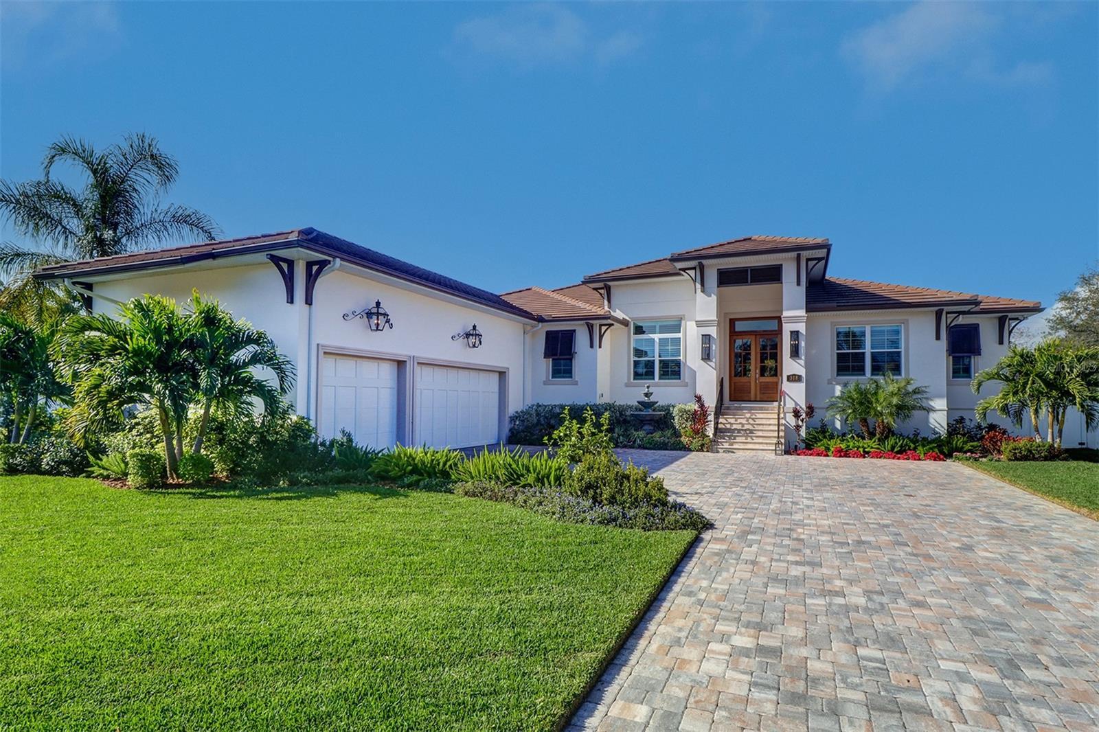 Property Photo: 318 Cordova Boulevard NE FL 33704