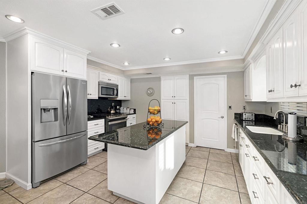 Property Photo: 1373 N Topsail Ave CA 92324
