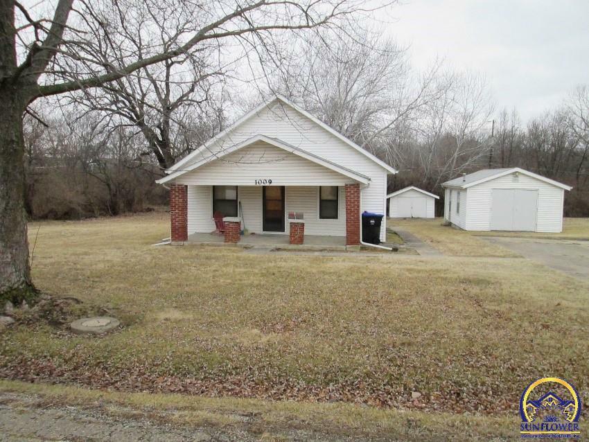 Property Photo:  1009 SE Long St  KS 66607 