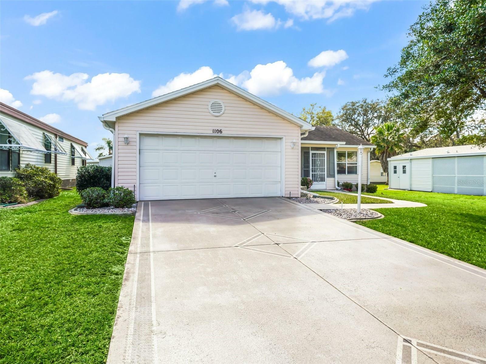 Property Photo:  1106 W Boone Court  FL 32159 