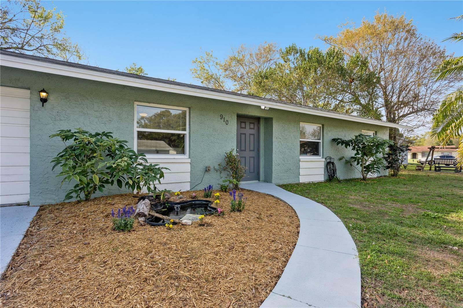 Property Photo:  910 Ridgeland Lane  FL 33594 