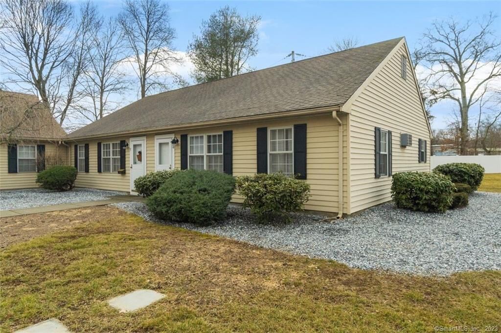 Property Photo:  18 Plymouth Court 18  CT 06413 