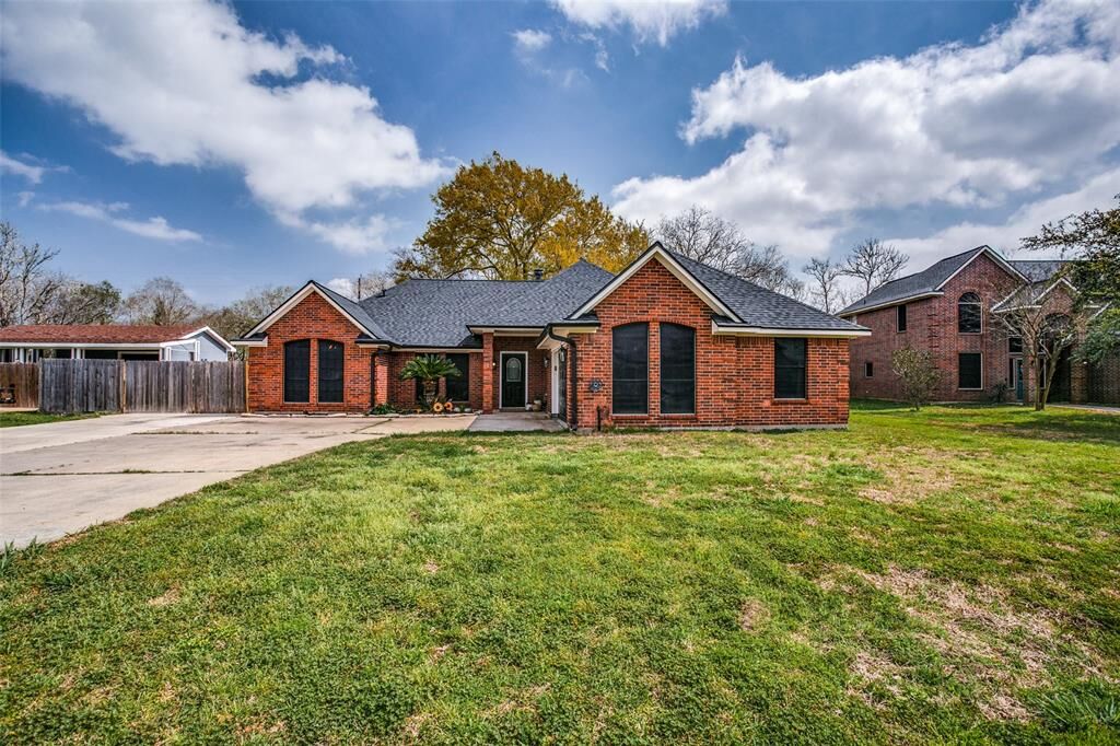 Property Photo: 2215 Magnolia Bend TX 77523