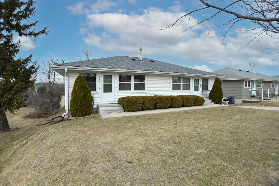 Property Photo: 2922 Johnson Avenue NW IA 52405
