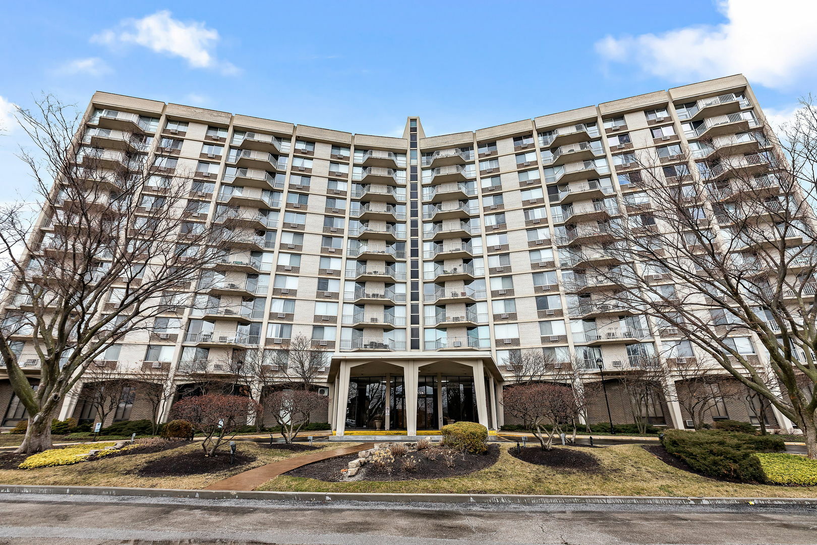 Property Photo:  20 N Tower Road N 1M  IL 60523 