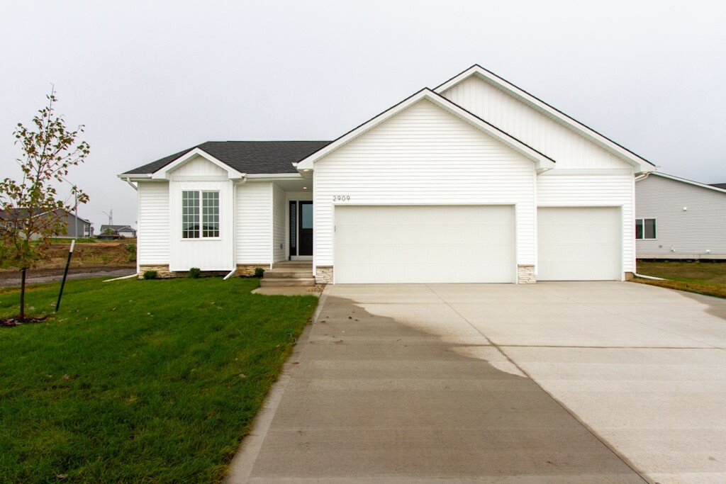 Property Photo:  2909 Primrose Lane  IA 50219 