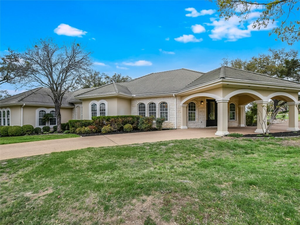 Property Photo: 28 Hightrail Way TX 78738