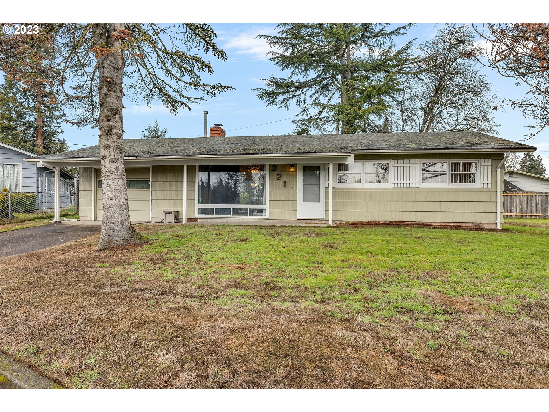 Property Photo:  221 SE 167th Ave  OR 97233 