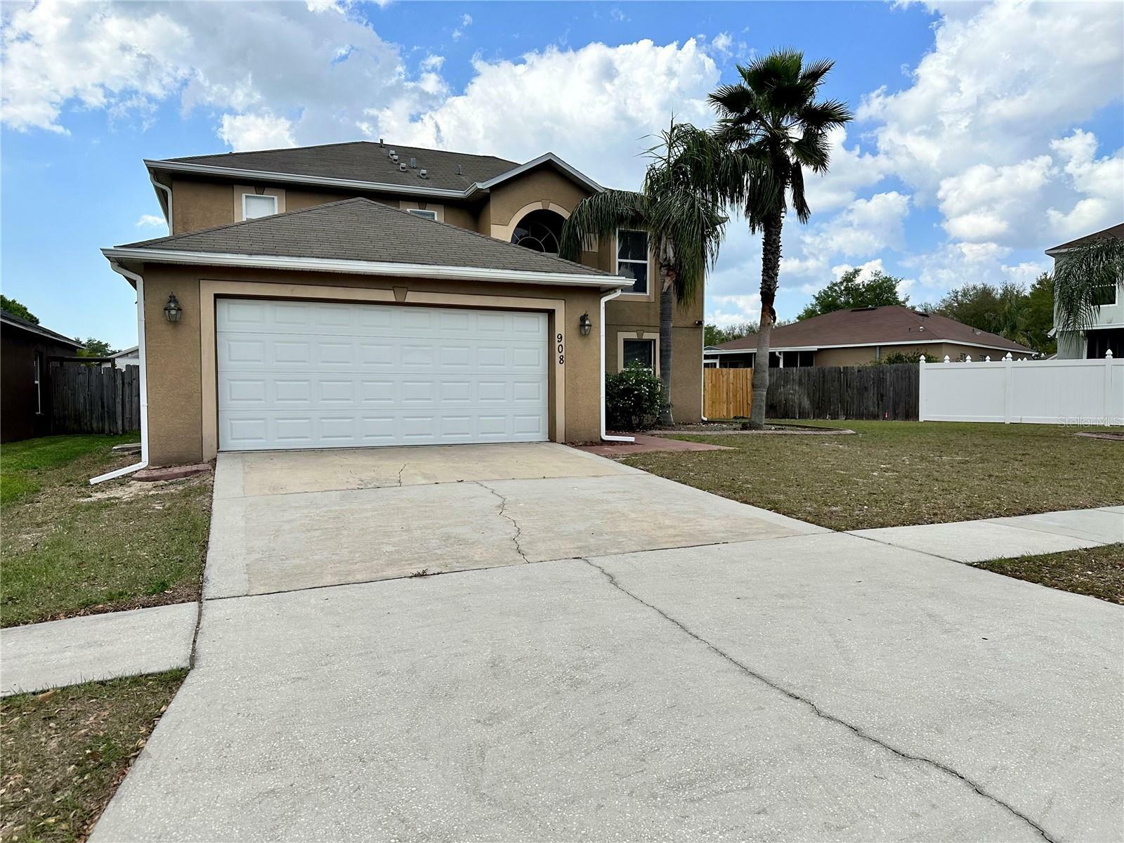 Property Photo: 908 Stallion Way FL 33594