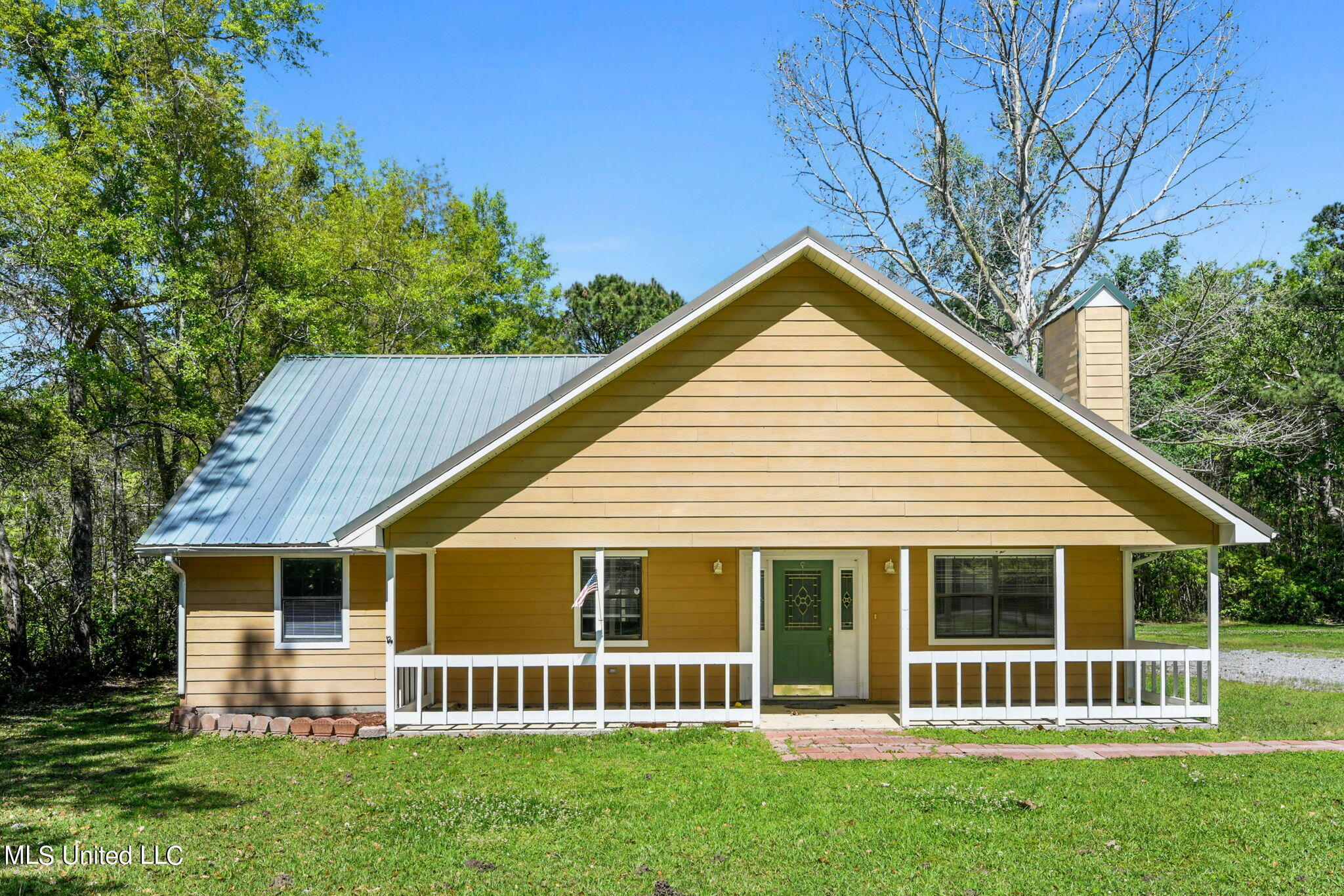 Property Photo:  1136 Farrigut Lake Road  MS 39553 