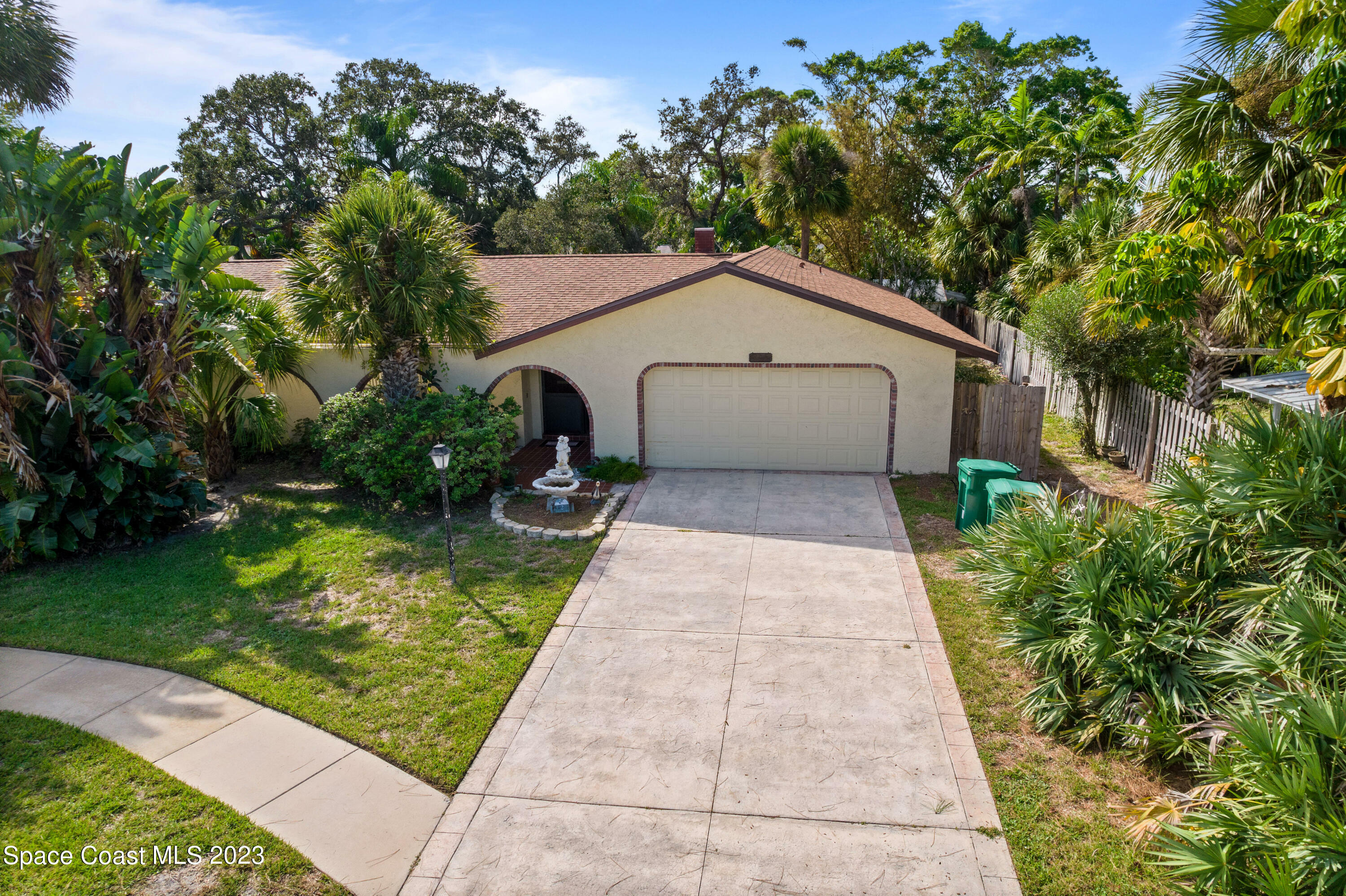 Property Photo:  2 Colonial Way  FL 32937 