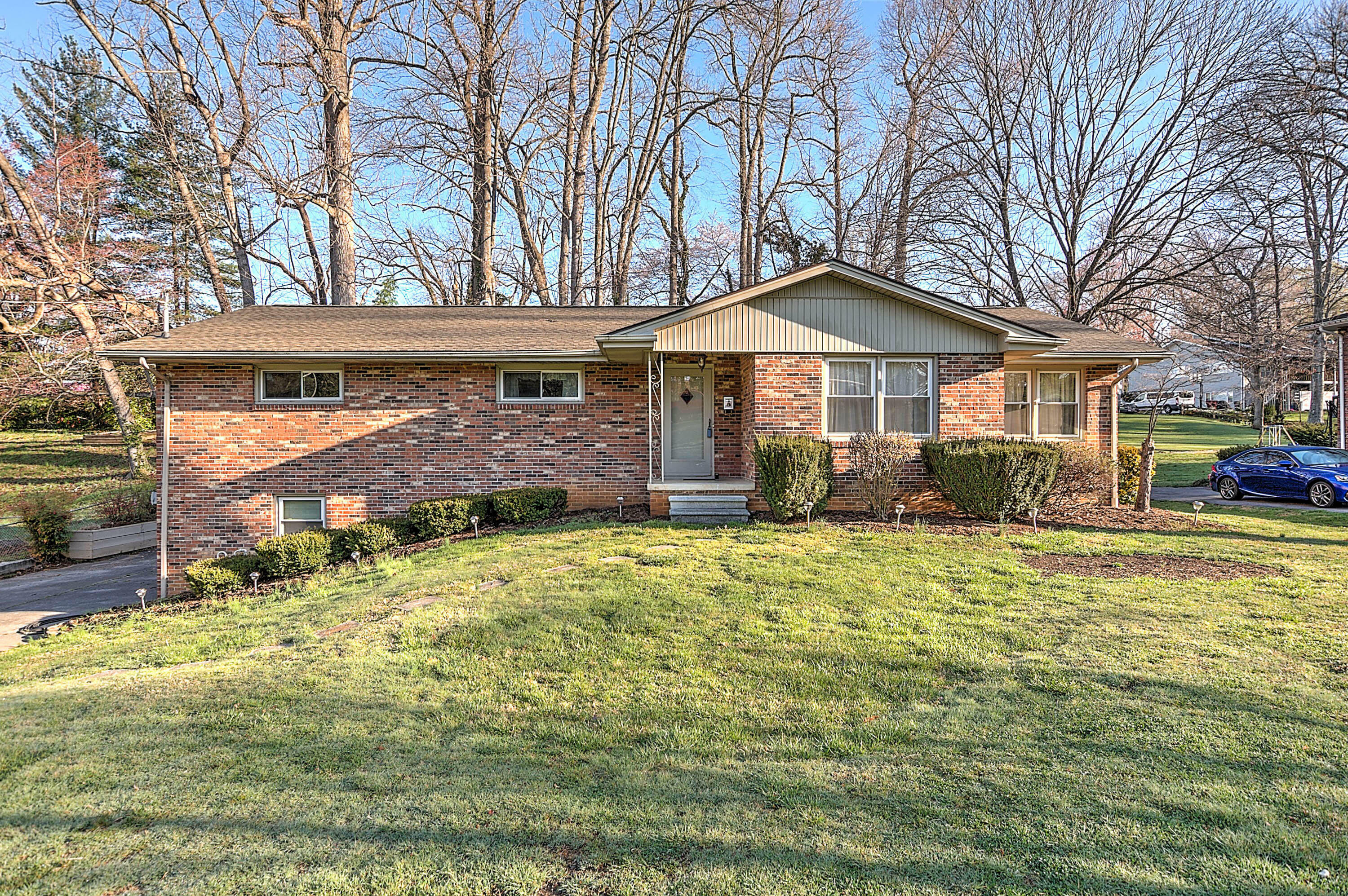 Property Photo:  200 Oak Lane  TN 37604 