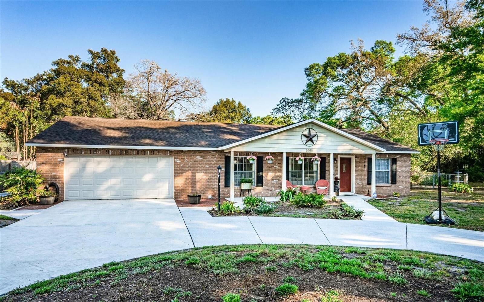 Property Photo: 1805 Parkwood Drive FL 33594