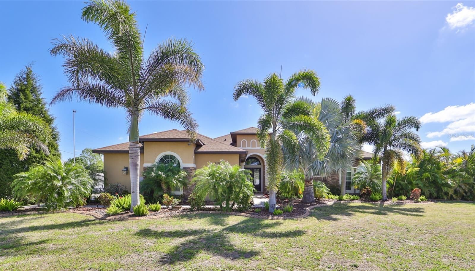 Property Photo: 2420 Crestview Road FL 33598
