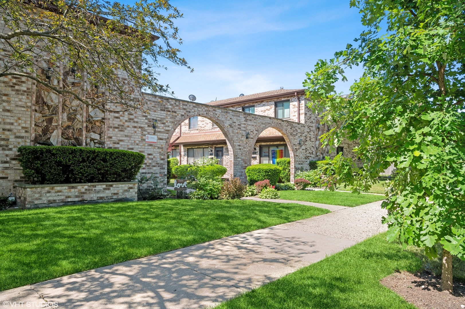 Property Photo: 2107 W Balmoral Avenue IL 60625