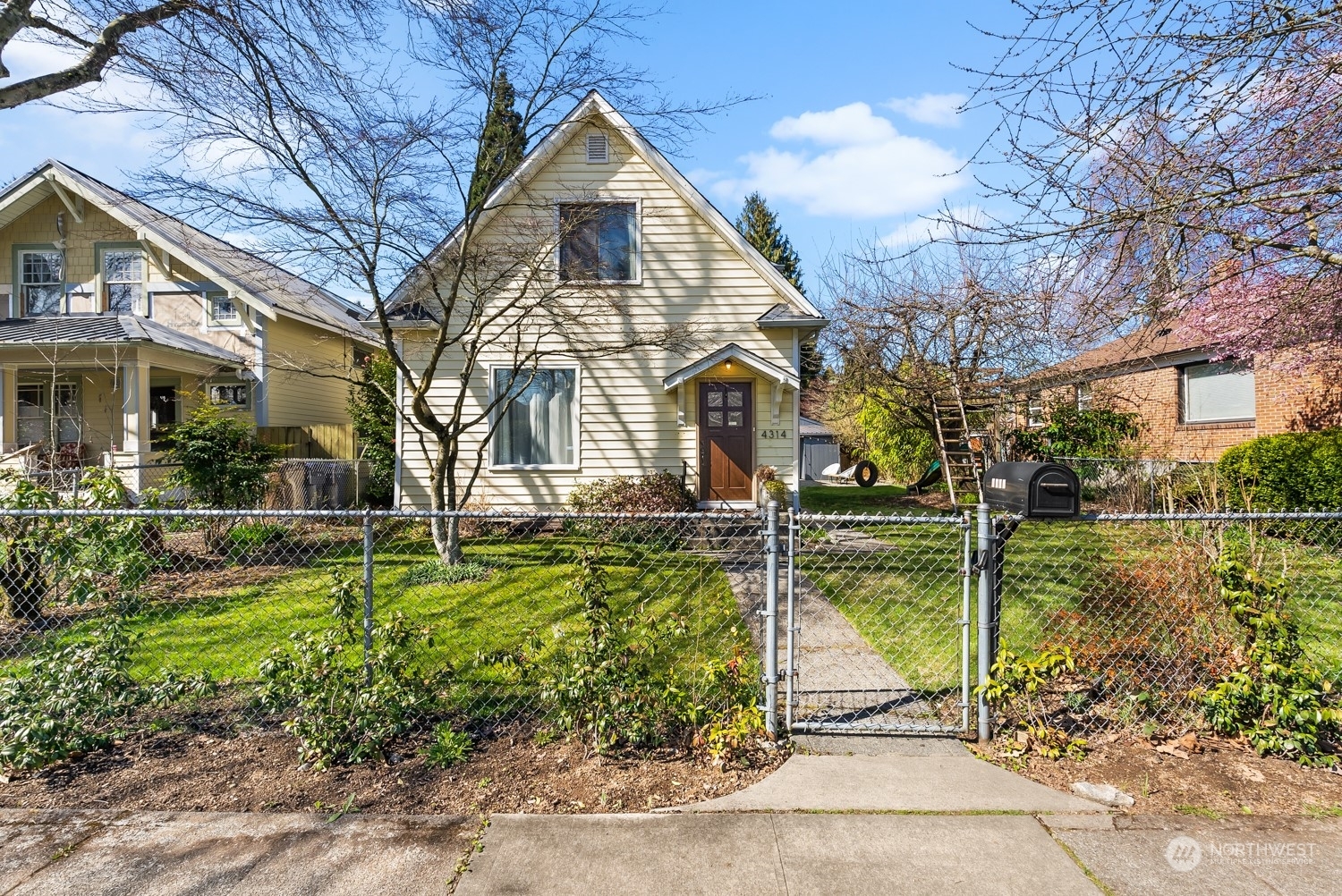 Property Photo: 4314 S Yakima Avenue WA 98418