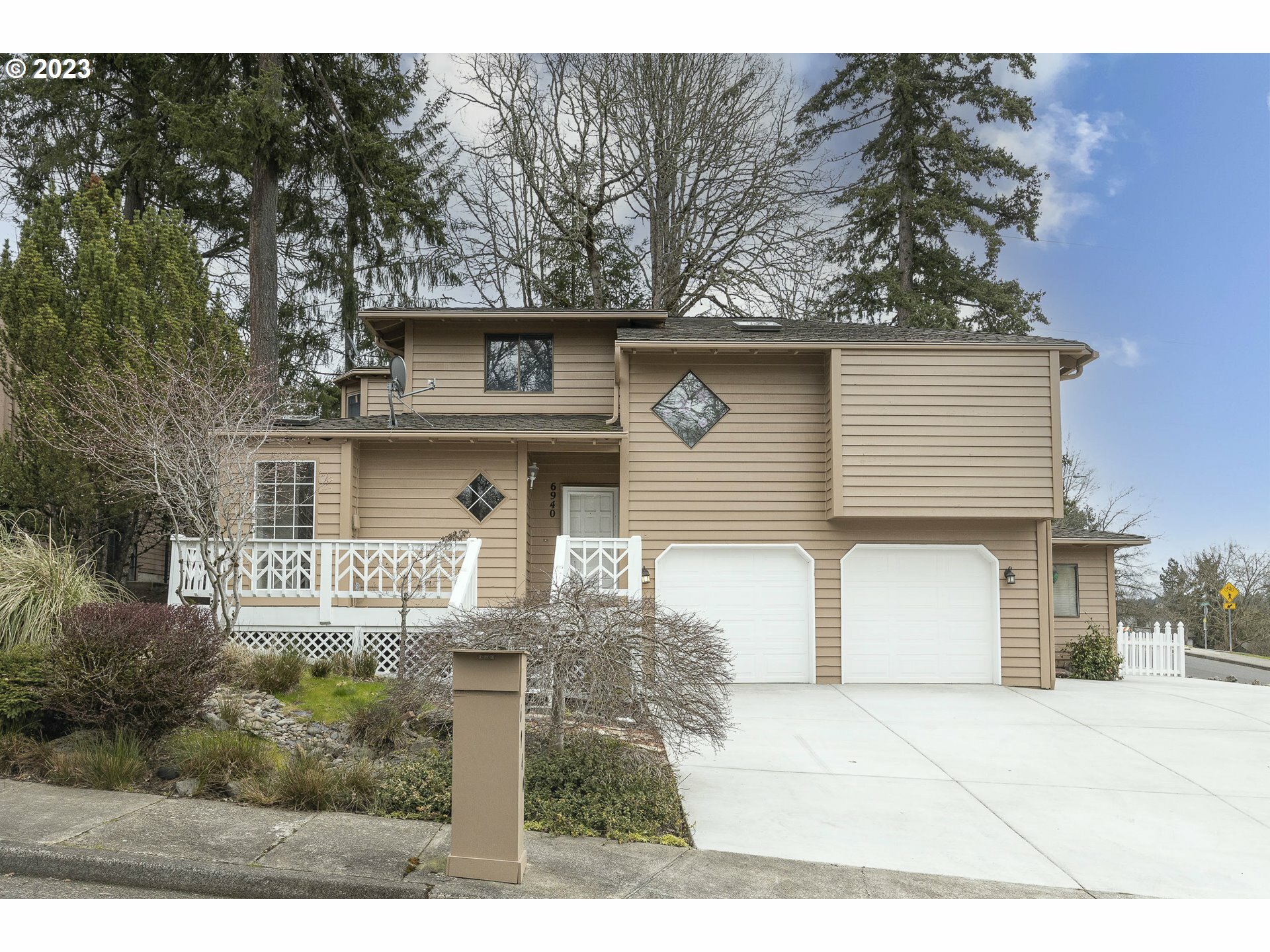 Property Photo:  6940 SW 160th Ave  OR 97007 