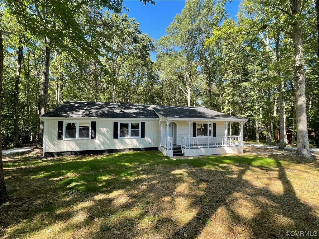 Property Photo: 16487 Pleasant Mill Road VA 23192
