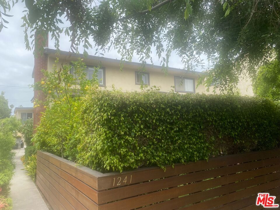 Property Photo:  1241  17th St 5  CA 90404 