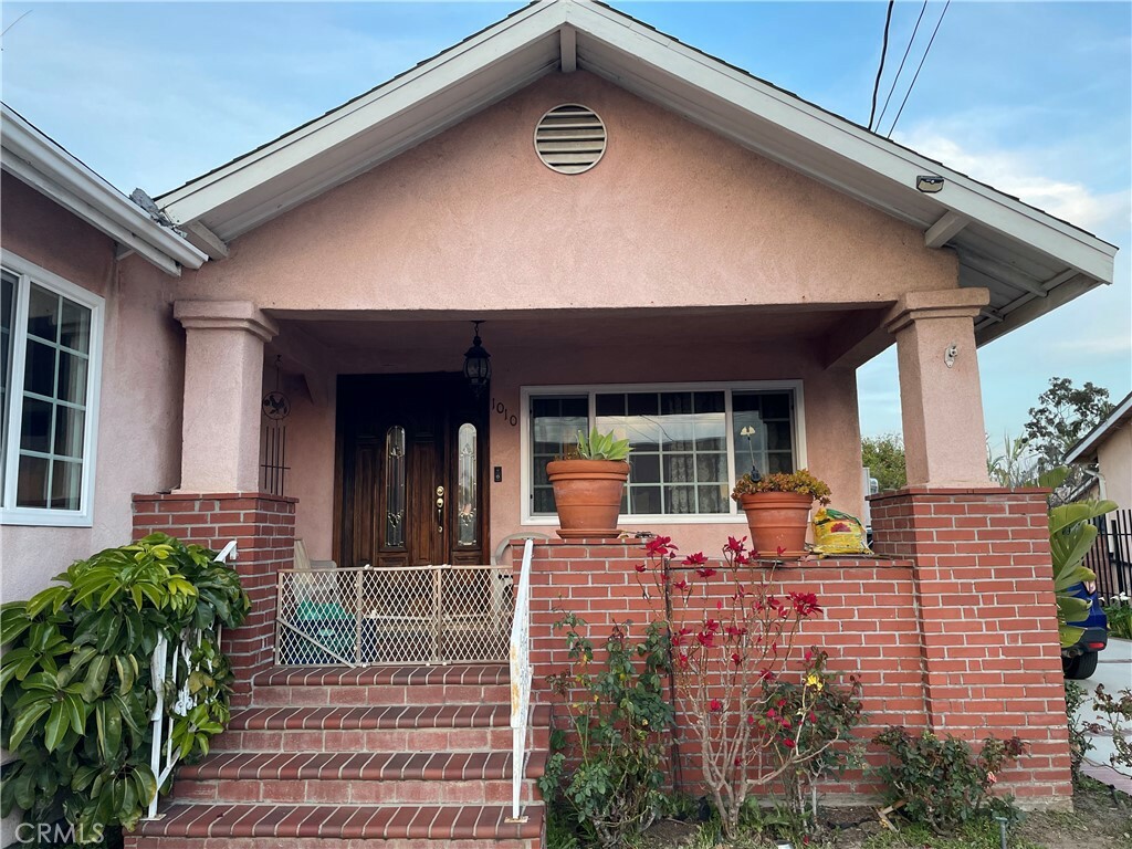 Property Photo:  1010 Bay View Avenue  CA 90744 