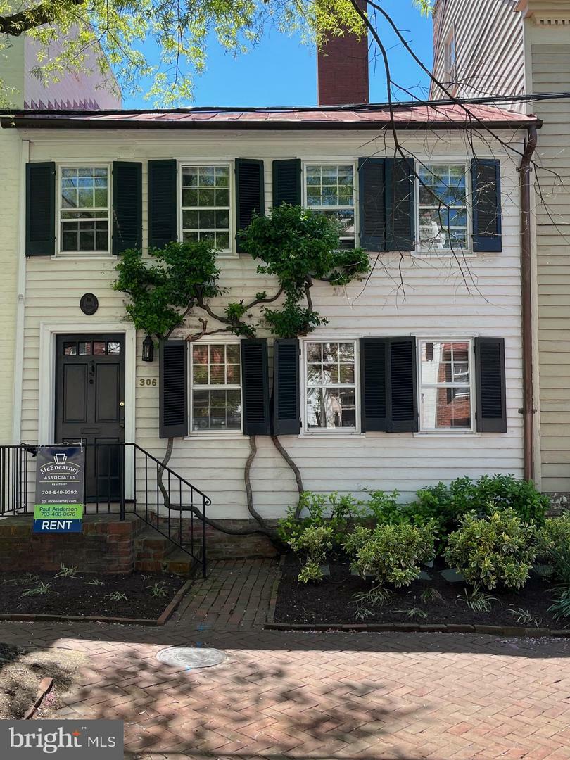 Property Photo: 306 Duke Street VA 22314