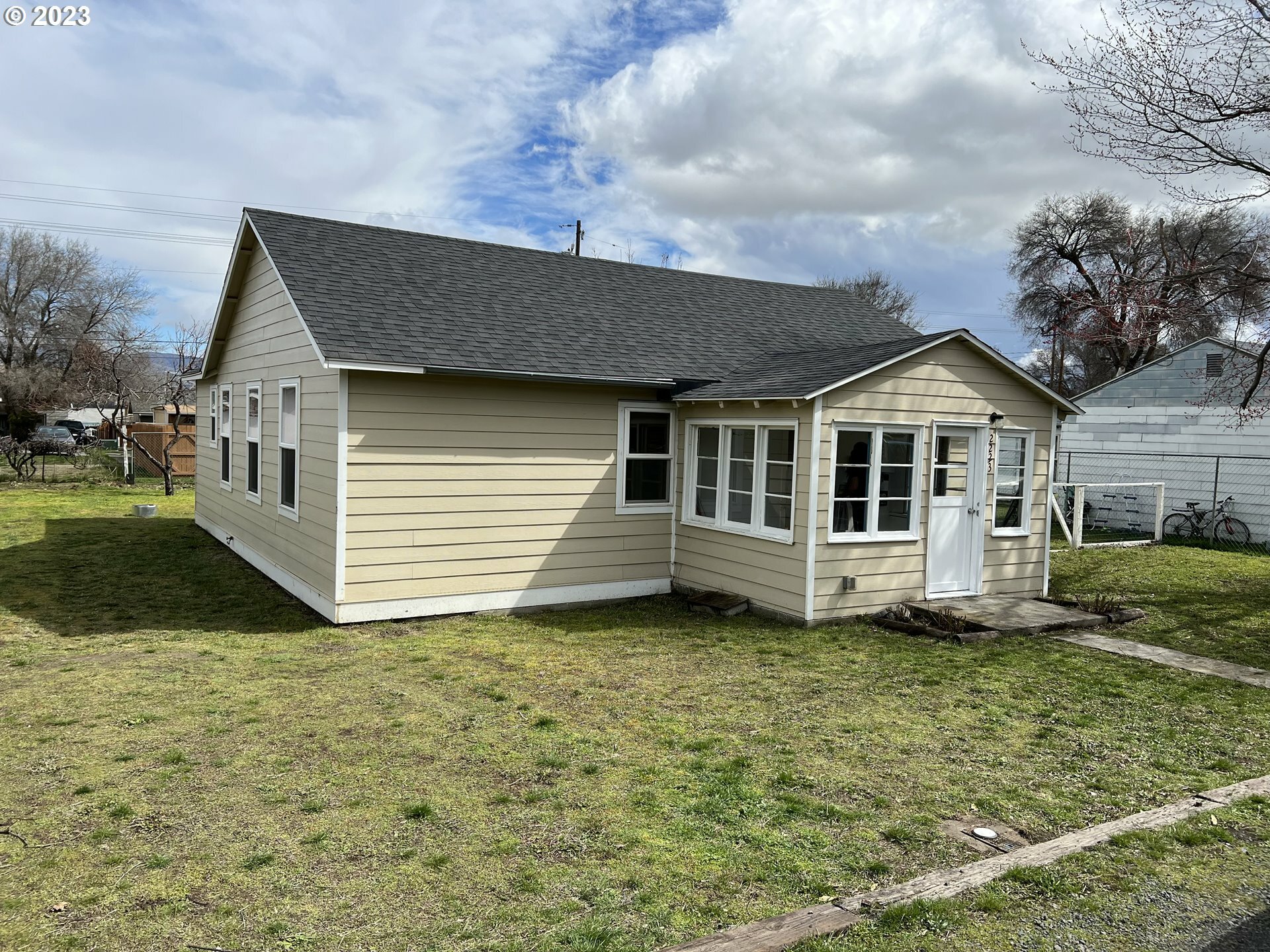 Property Photo:  2223 W 9th Pl  OR 97058 