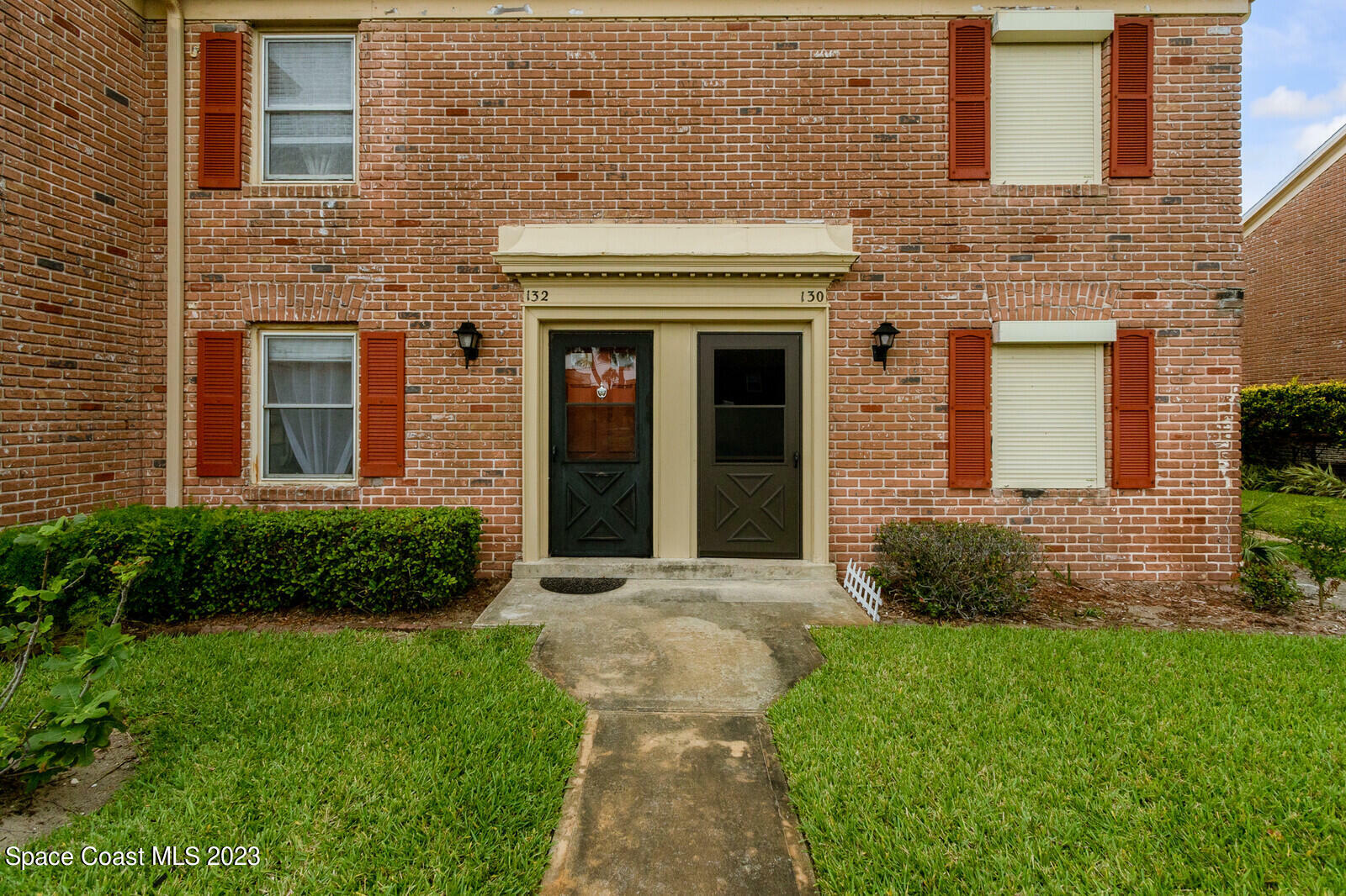 Property Photo:  132 E Colonial Court  FL 32937 