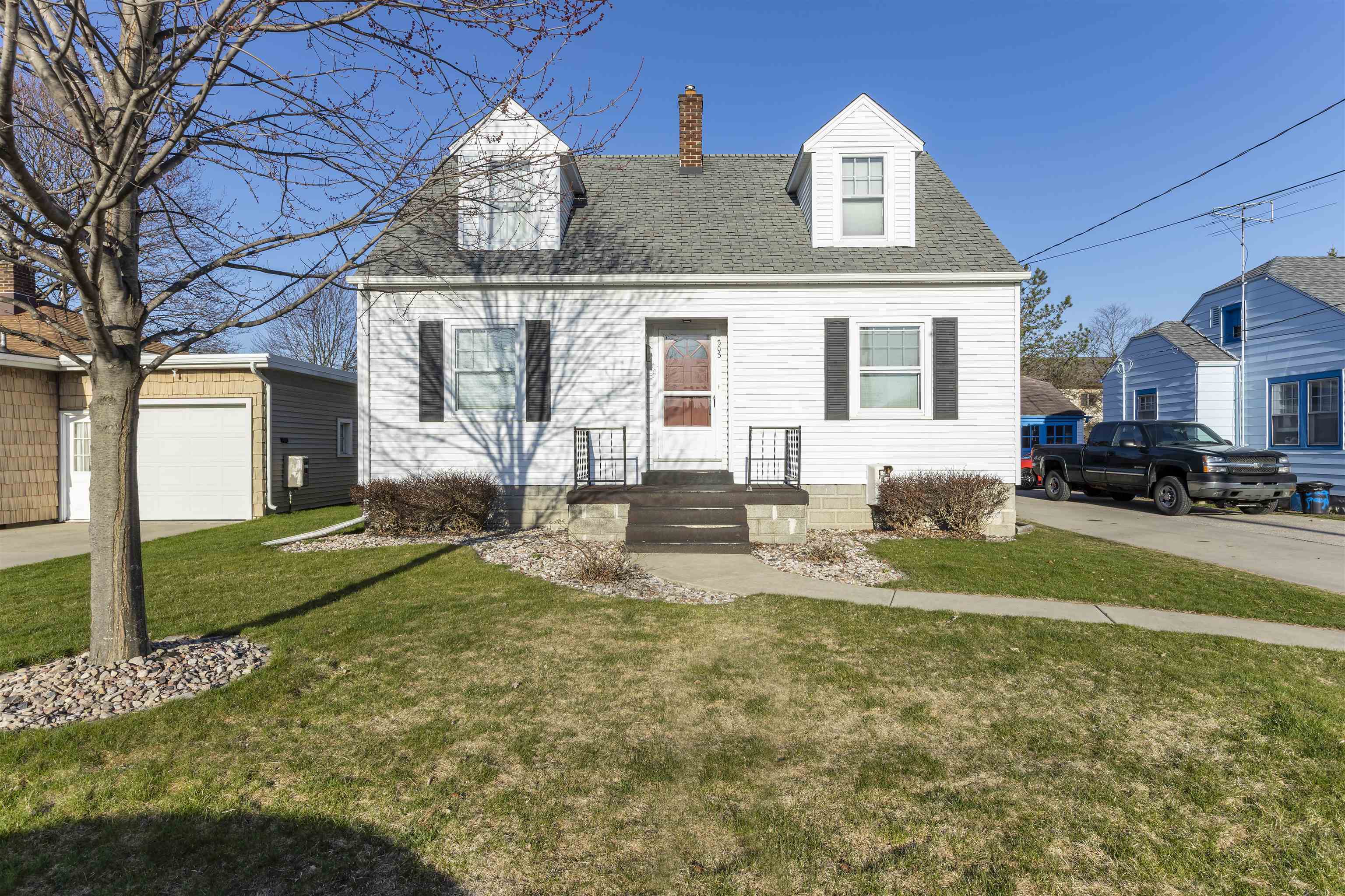 Property Photo:  303 N Woodbridge Ave  MI 48706 