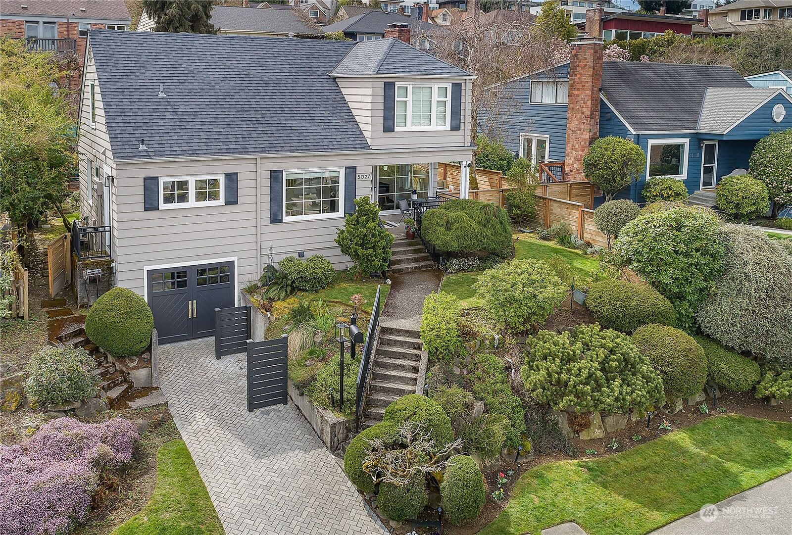 Property Photo: 5027 Ivanhoe Place NE WA 98105