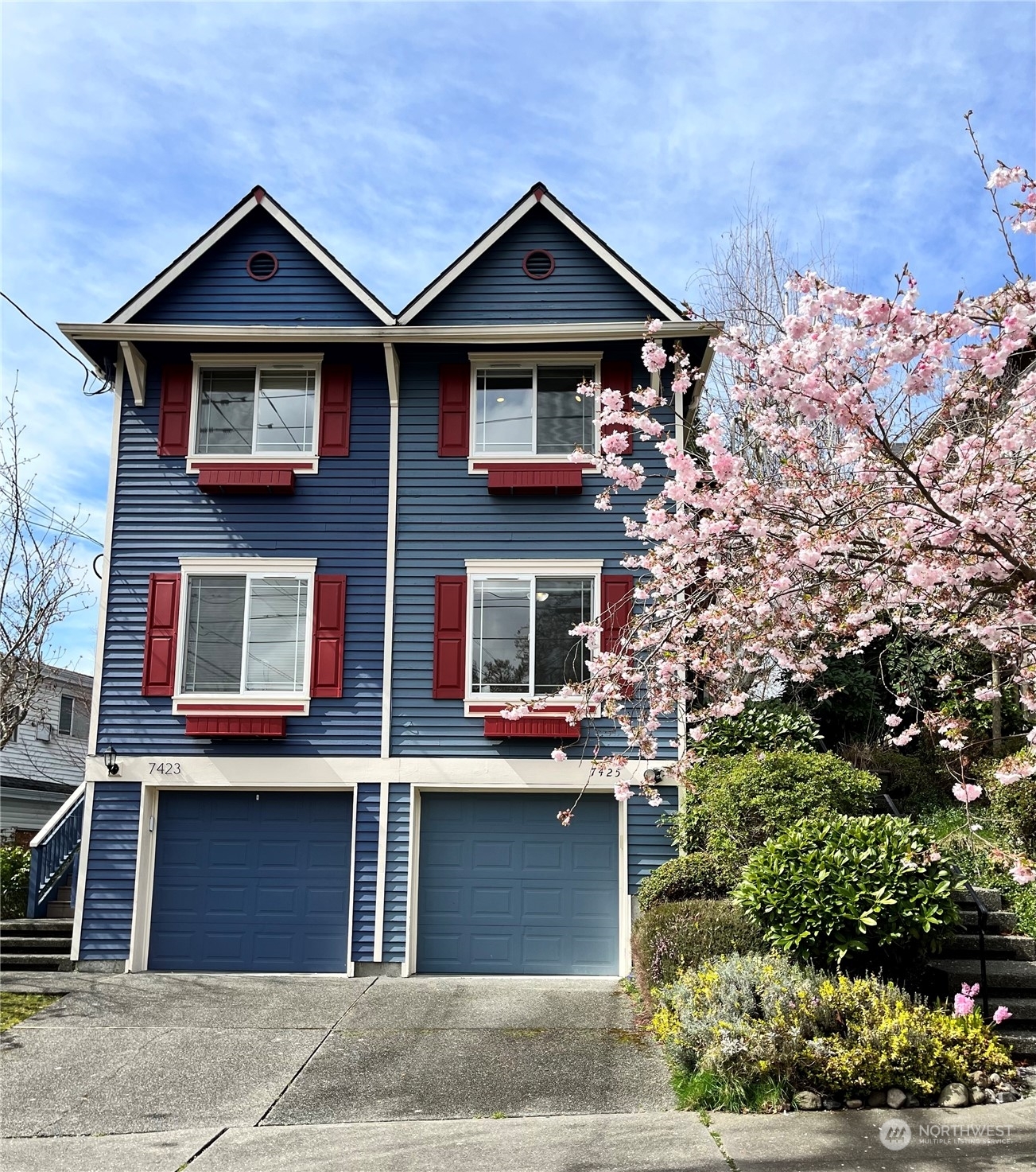 Property Photo: 7425 Sunnyside Avenue N WA 98103