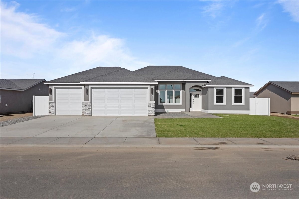 Property Photo: 927 P Street SW WA 98848