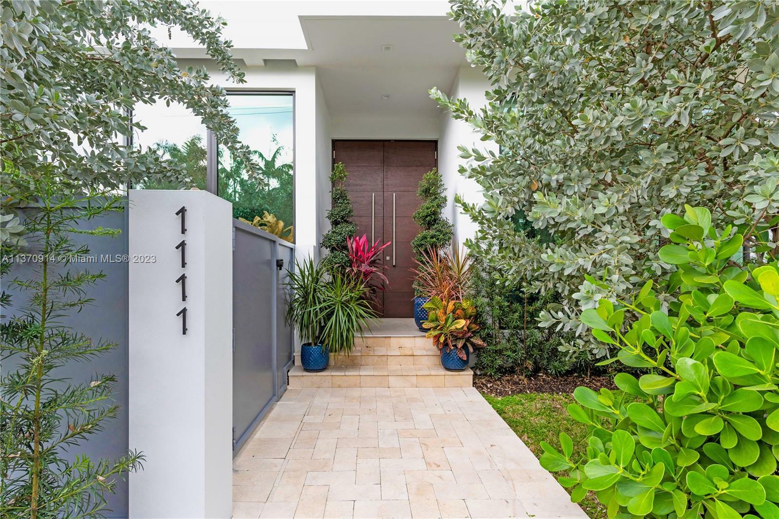 Property Photo: 1111 SE 9th Ave FL 33316