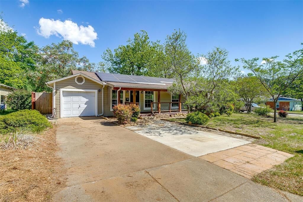 Property Photo: 6713 Beaty Street TX 76112
