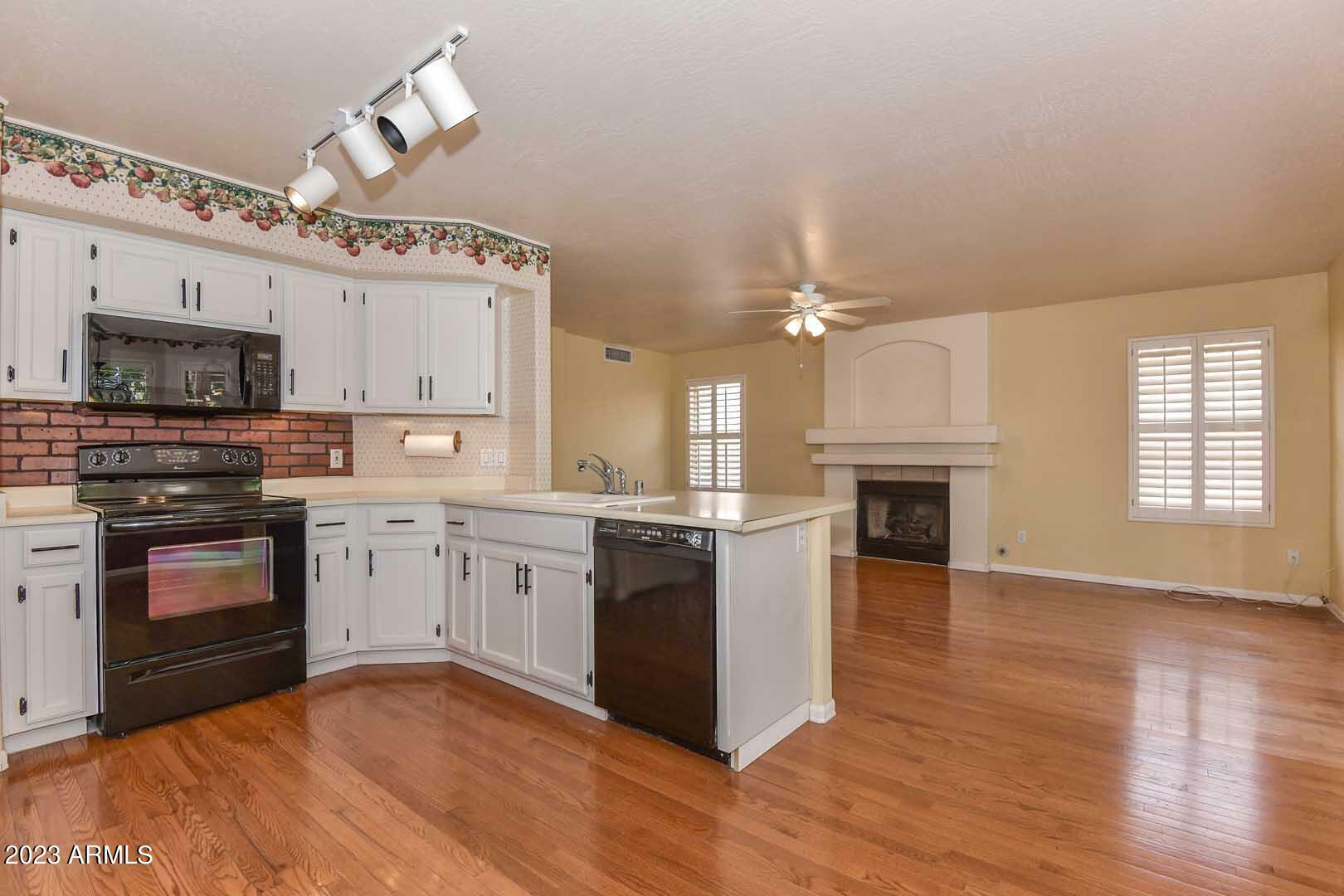 Property Photo: 302 W Aire Libre Avenue AZ 85023