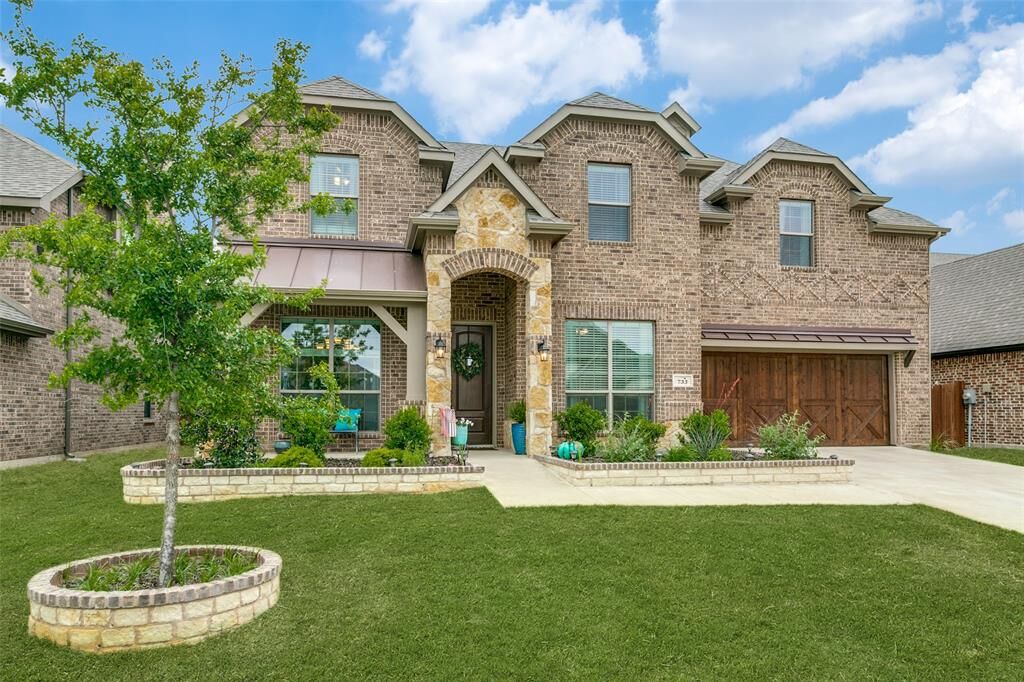 Property Photo:  733 Larkspur Lane  TX 76065 
