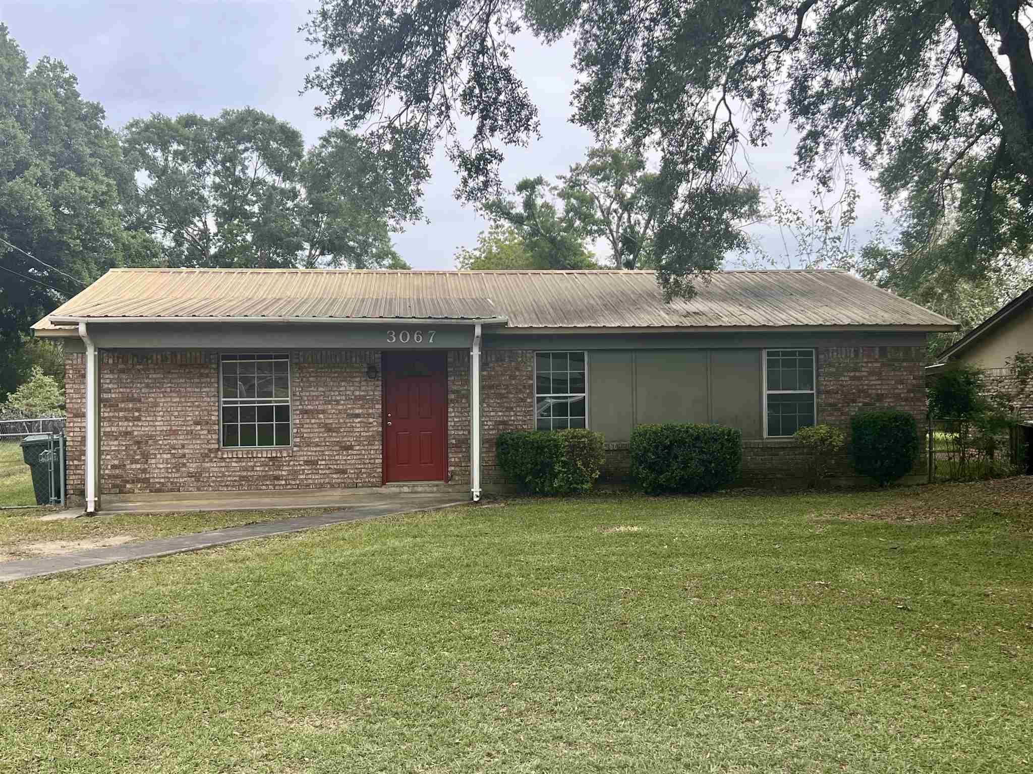 Property Photo:  3067 Woodbury Cir  FL 32533 