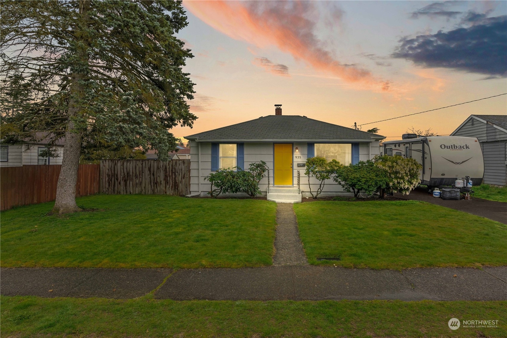 Property Photo:  935 E 32nd Street  WA 98310 